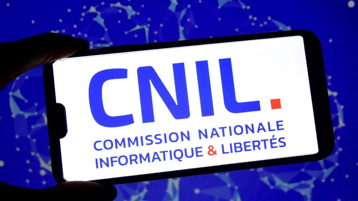Icône de la CNIL sur fond de code binaire pour illustrer la sécurité des données. Icône de la CNIL sur fond de code binaire pour illustrer la sécurité des données.